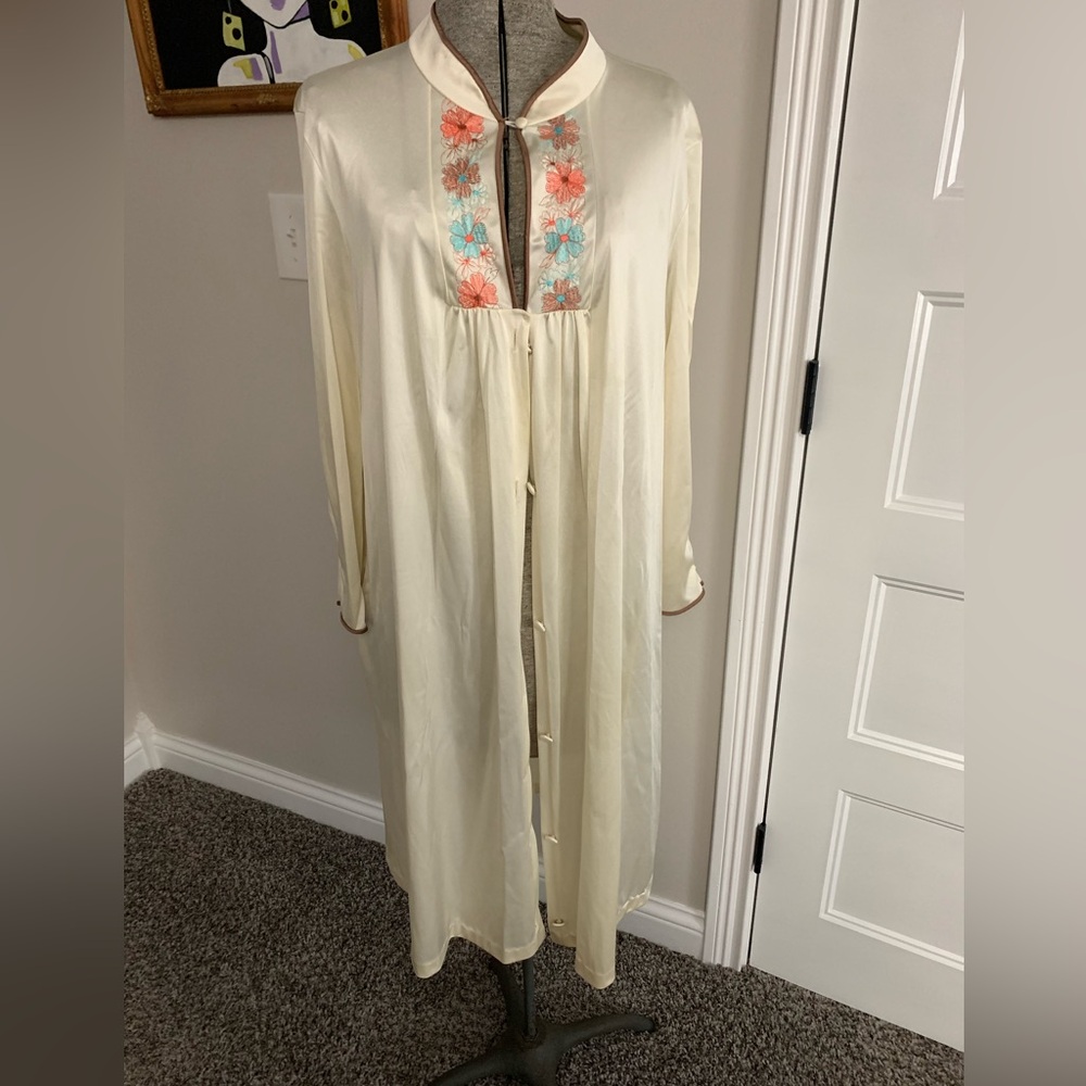 VTG 70’s Robe MW size Lg embroidered floral peel a boo neck line